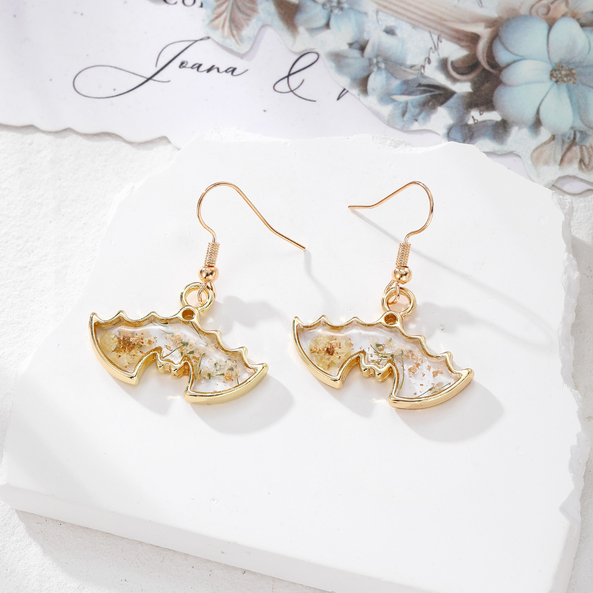 6:White flower bat (gold hook)