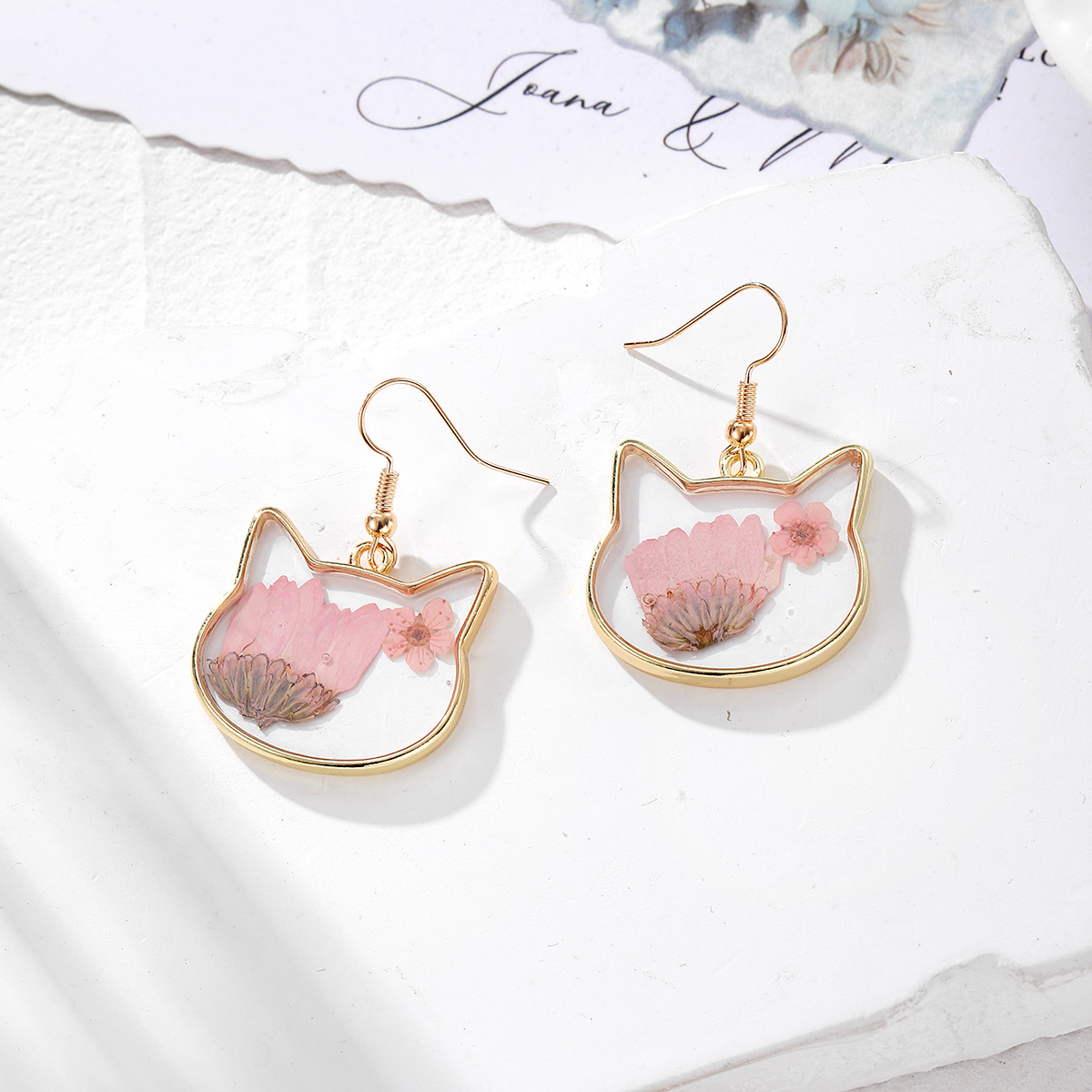 10:A daisy cat head (gold hook)