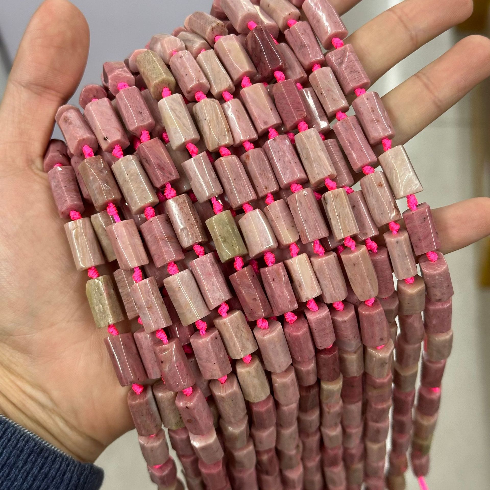 Red wood grain about 7.5 * 13mm (small particles,