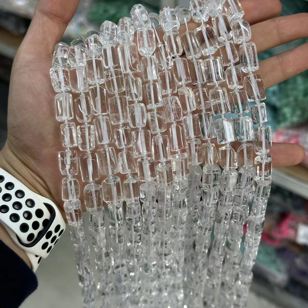 White crystal about 8*13mm (small particles, smoot