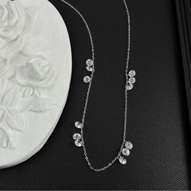 2:Water drop diamond necklace white gold