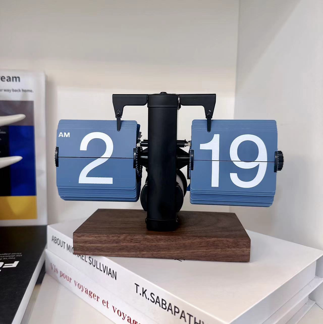 Square wooden base black and blue