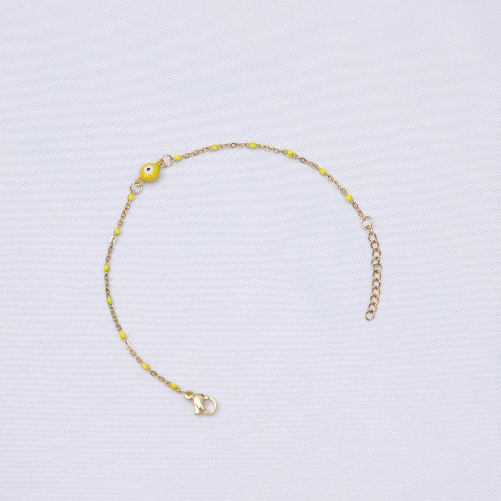 Middle eyes gold   yellow