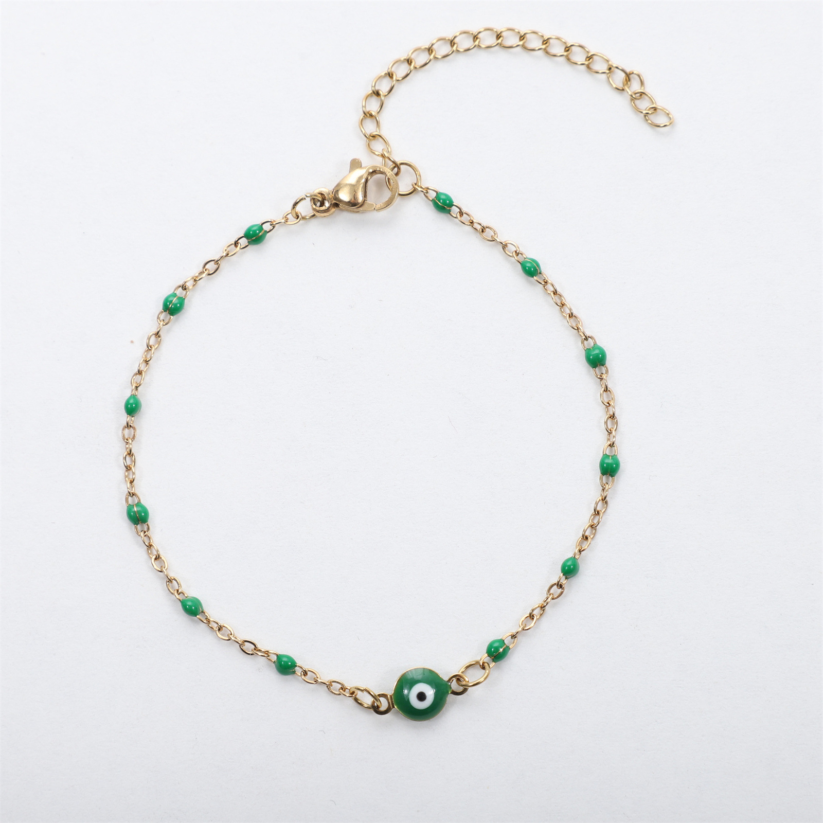 16:Middle eyes golden green