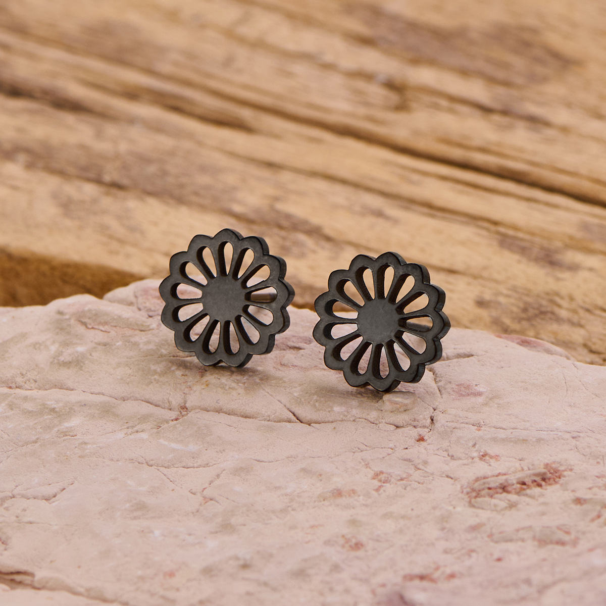 18:Hollow flowers black