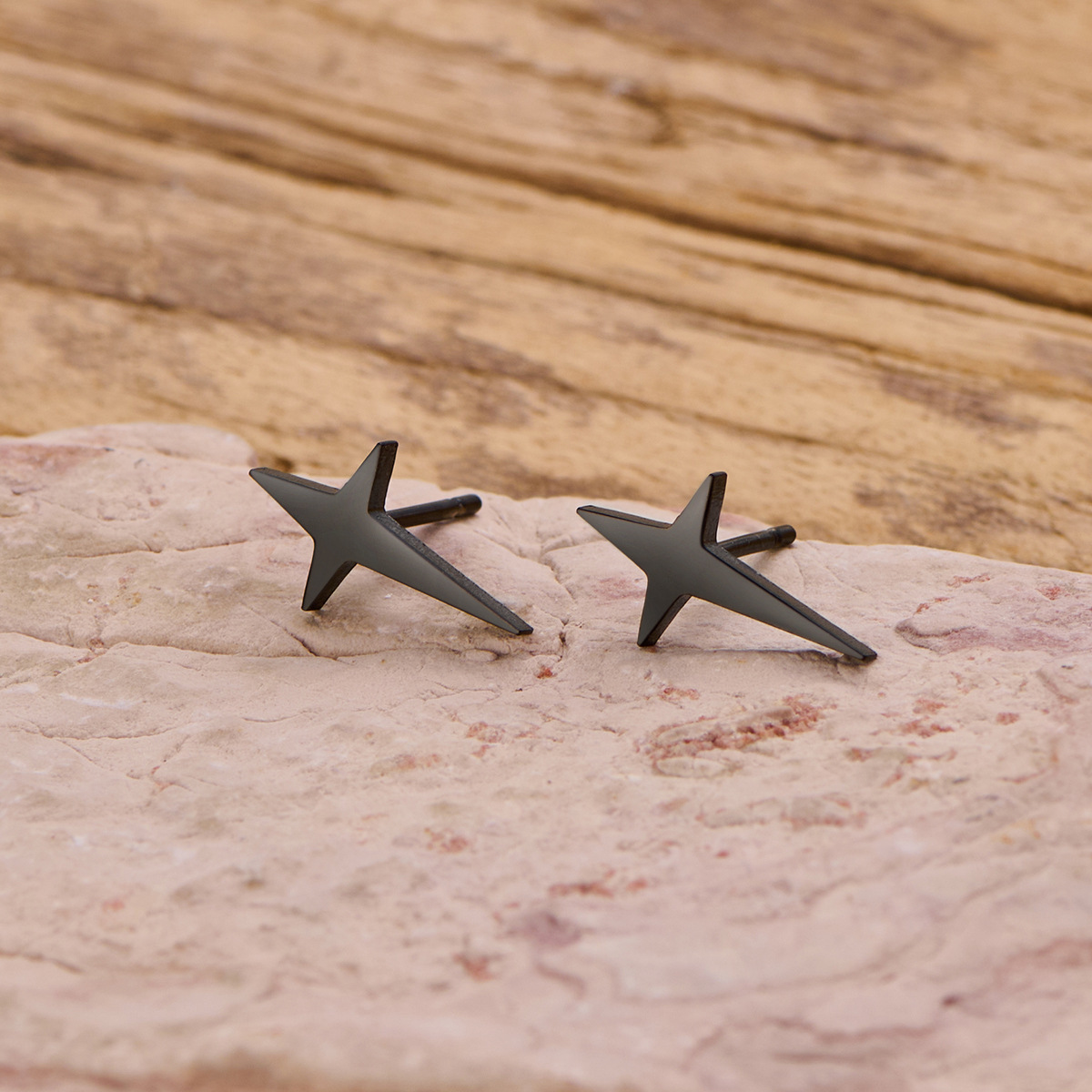 9:Four pointed star black