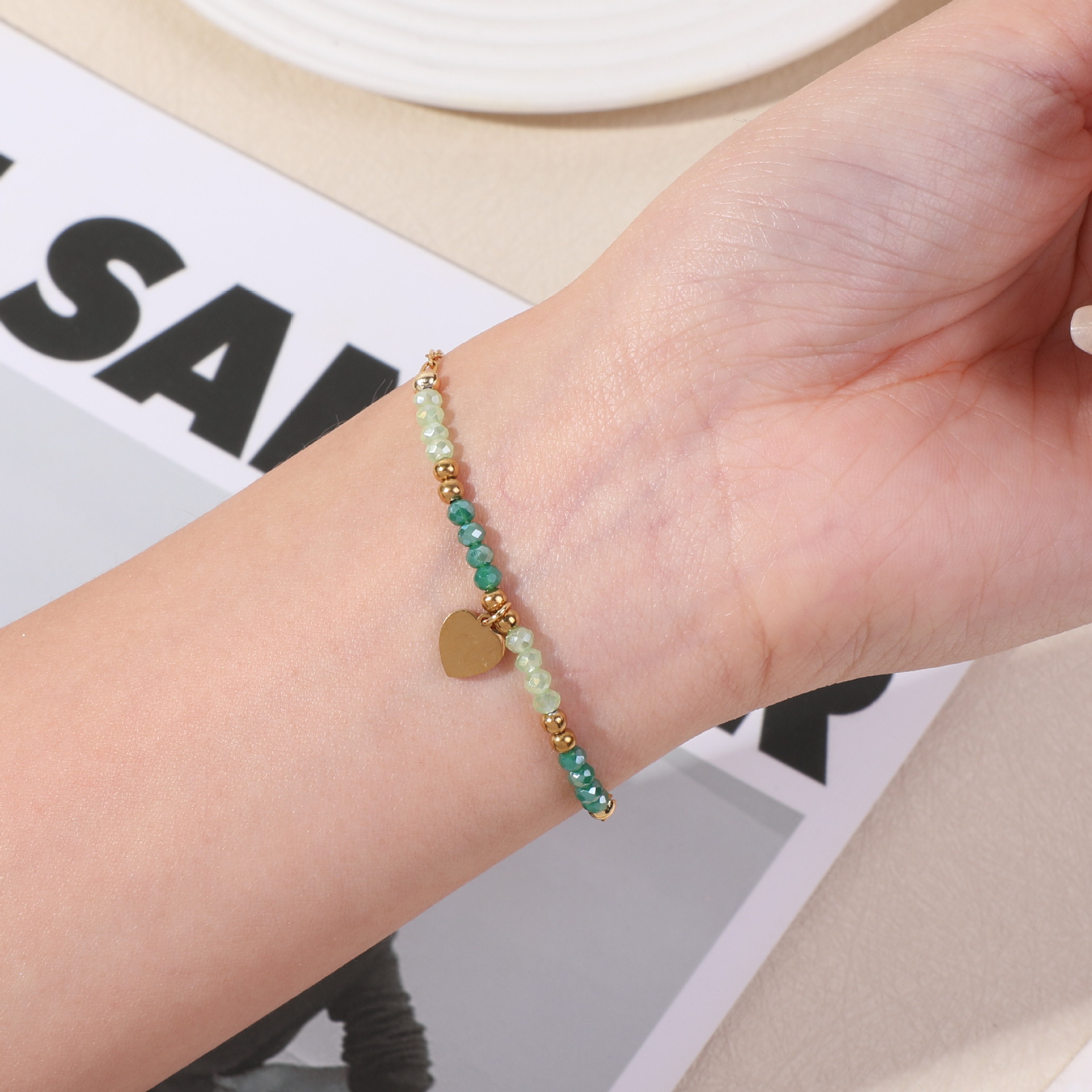 4:Light green + hole green