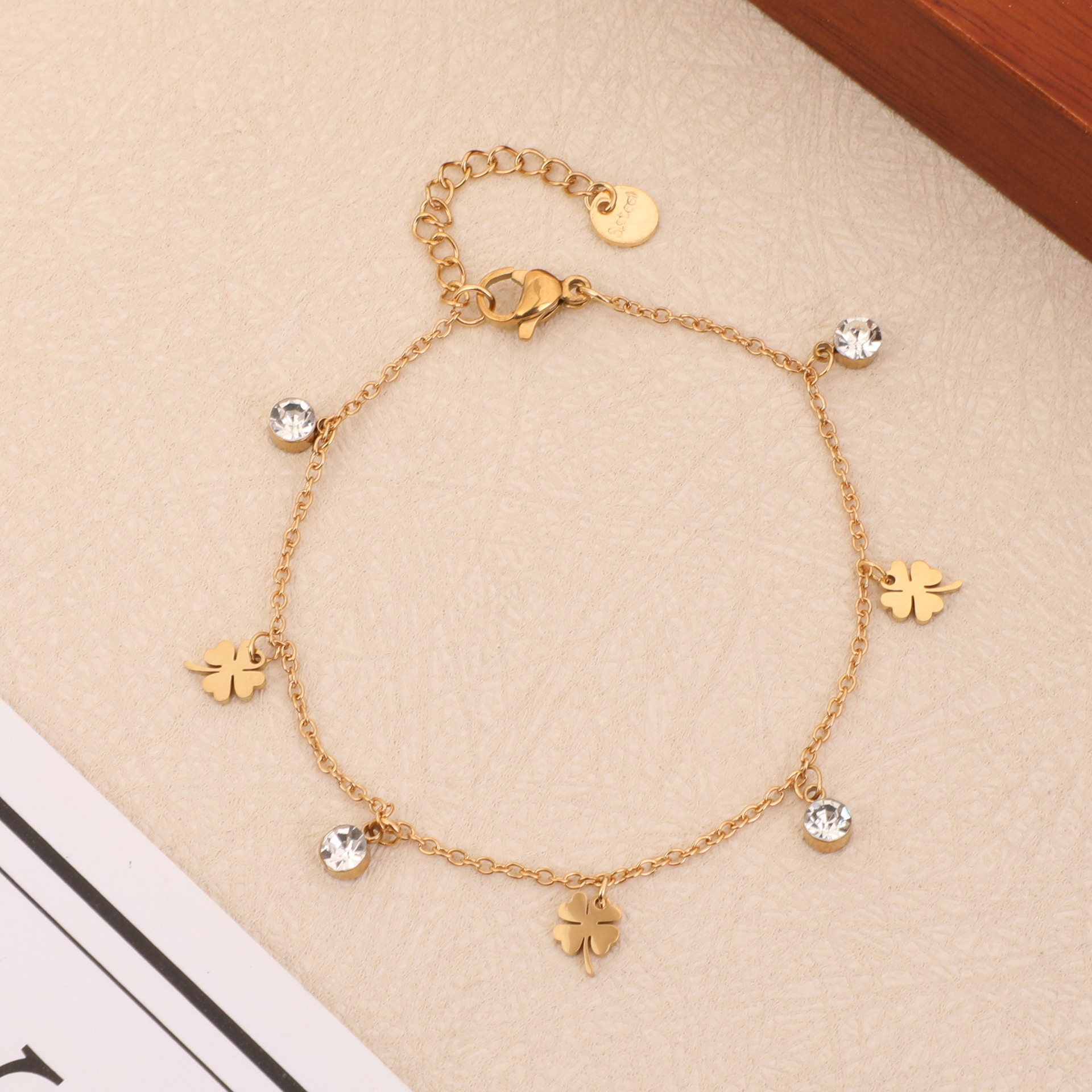 2:Golden four-leaf clover model