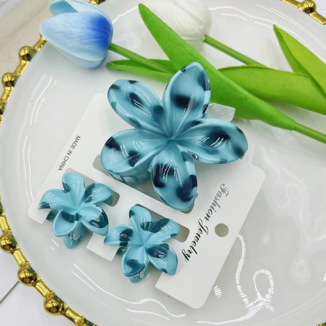 2:Blue three-piece suit