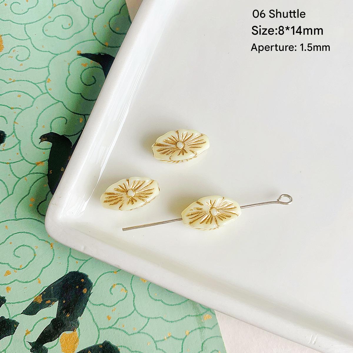 6:06 White Golden Shuttle flowers (1)