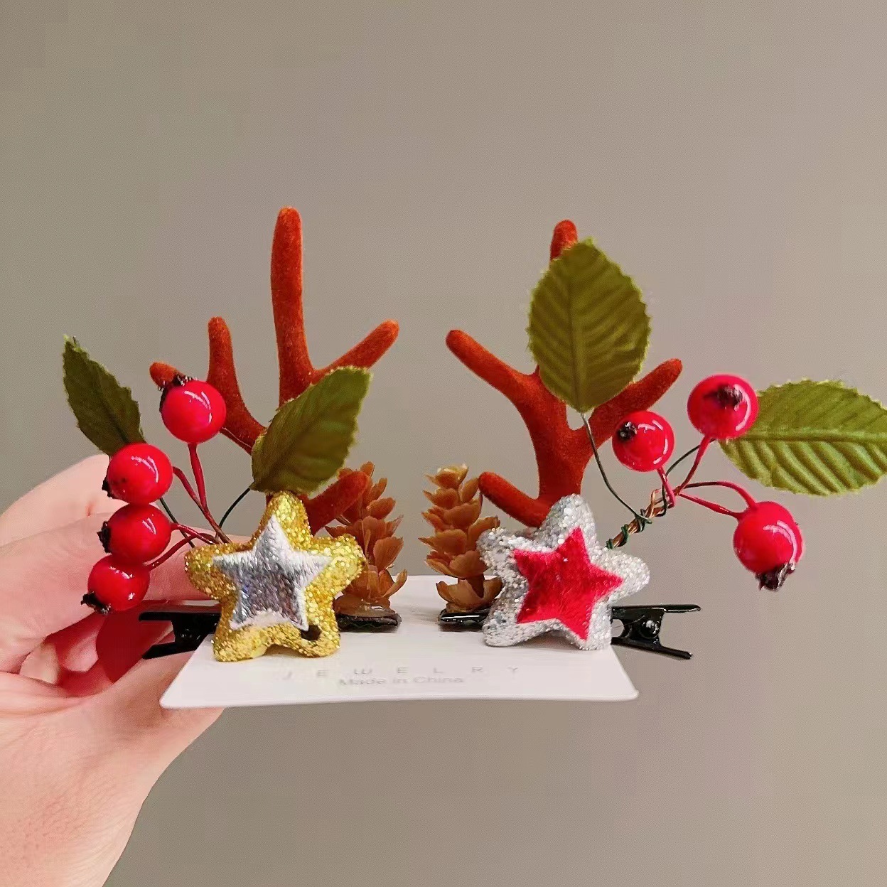 31:1-14# bright yellow red star red beads green leaves brown antlers clip