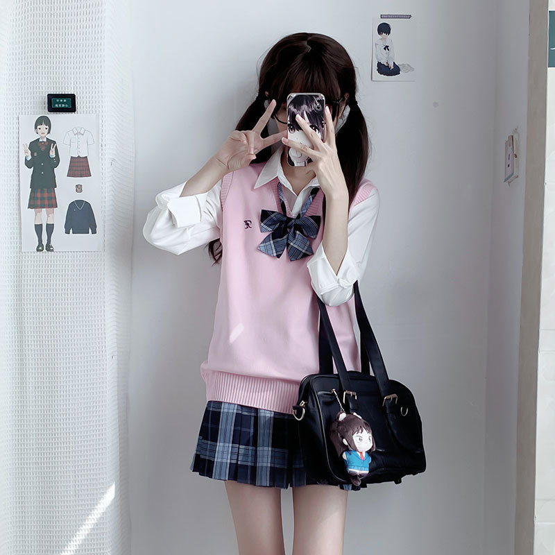 Pink vest + heart-warming mark + long-sleeved shirt + bow tie