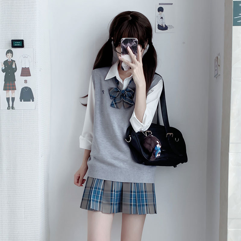 Light gray vest + sunny plaid skirt + long-sleeved shirt + bow tie