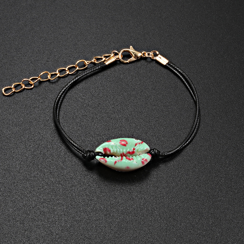 3:White shell lip print