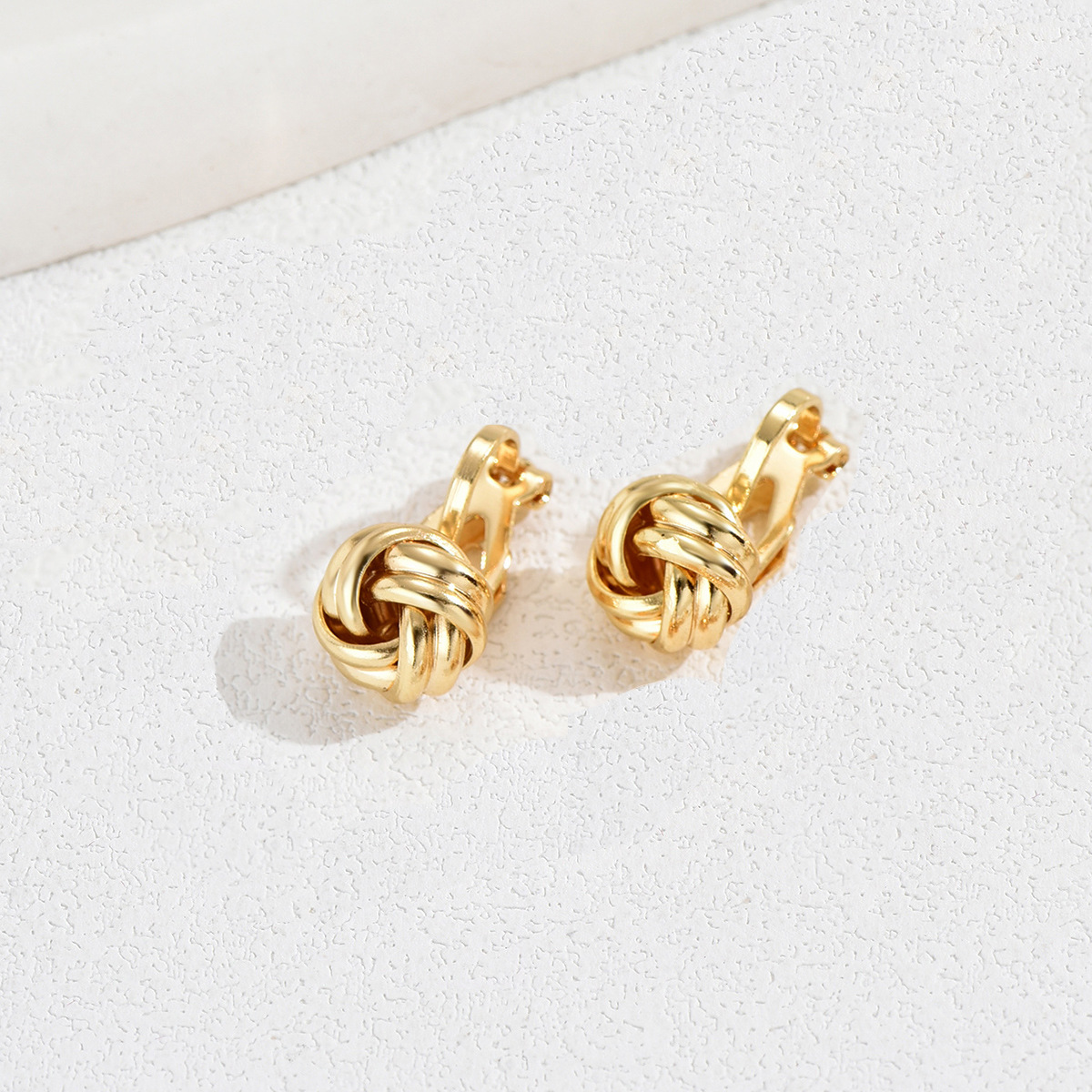 1:1-Gold Hydrangea Ear Clip