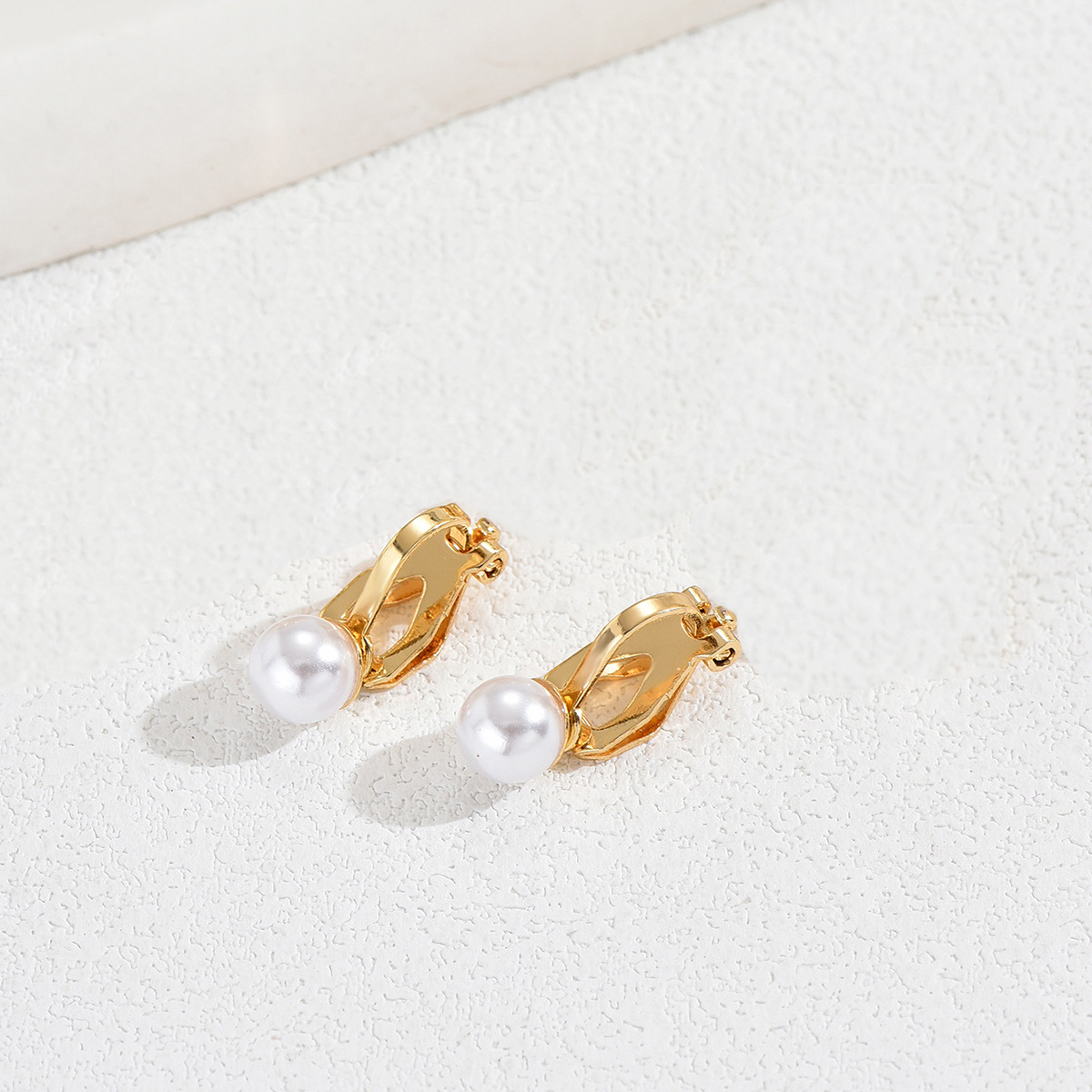 3:3-Gold Pearl Ear Clip