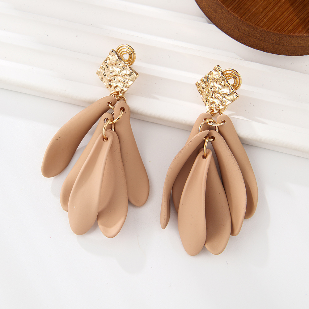 17:No. 3 mosquito coil ear clip