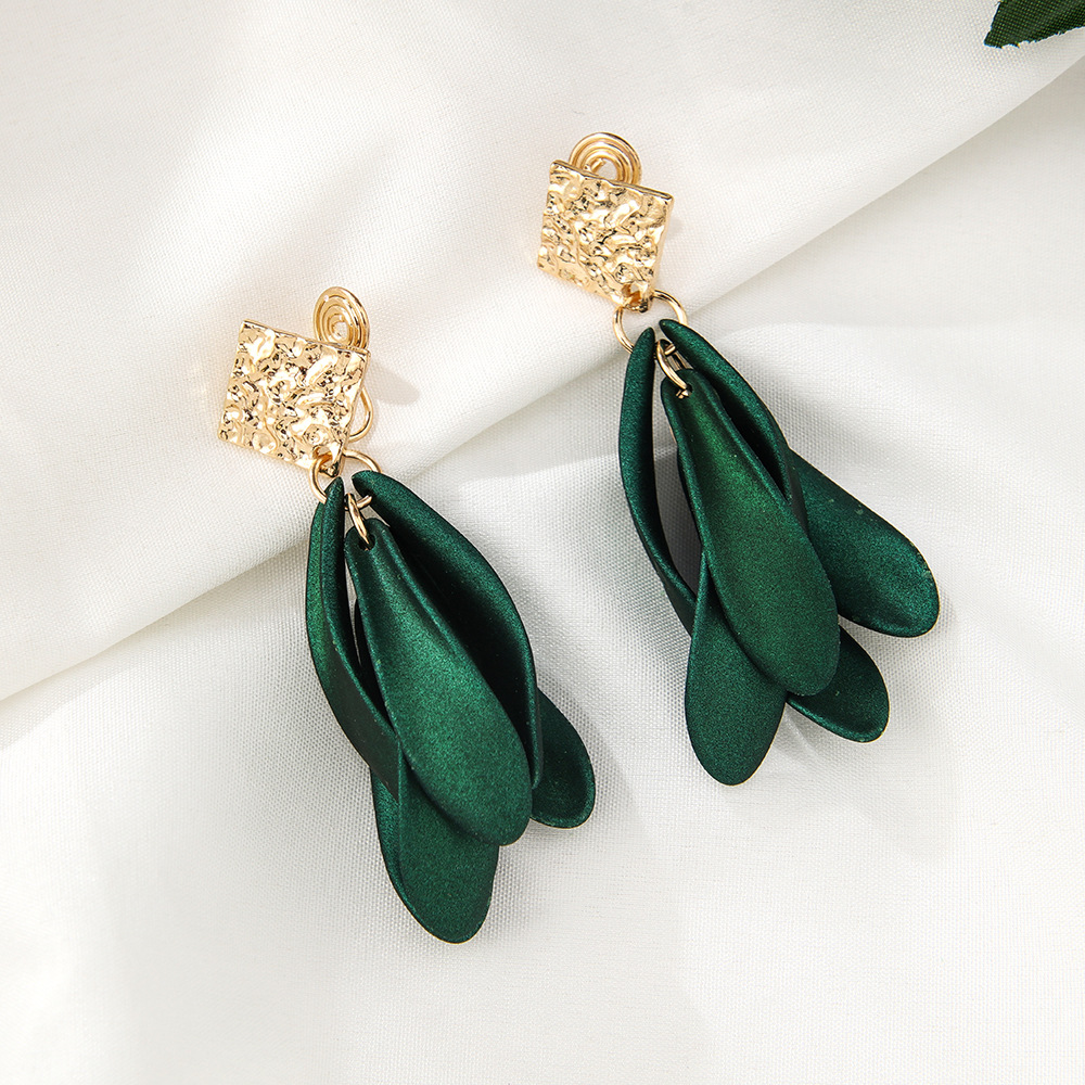 23:No. 9 mosquito coil ear clip