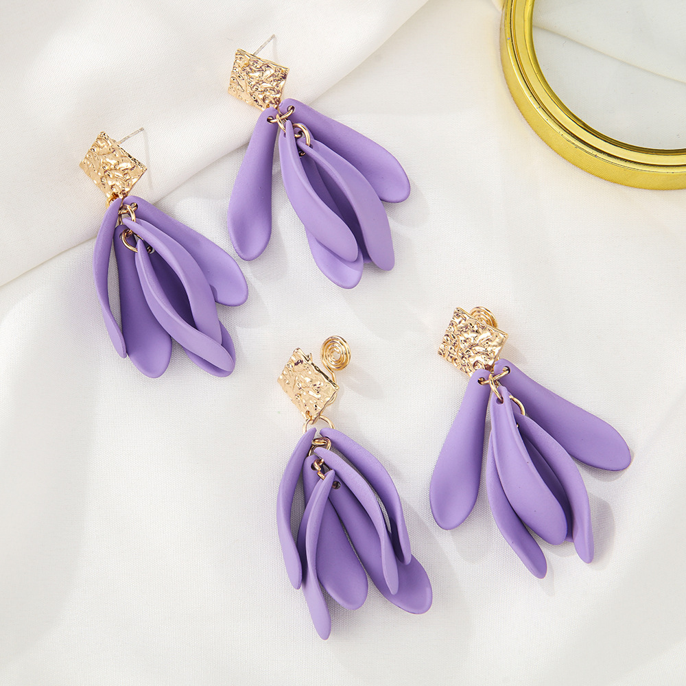 24:No. 10 mosquito coil ear clip