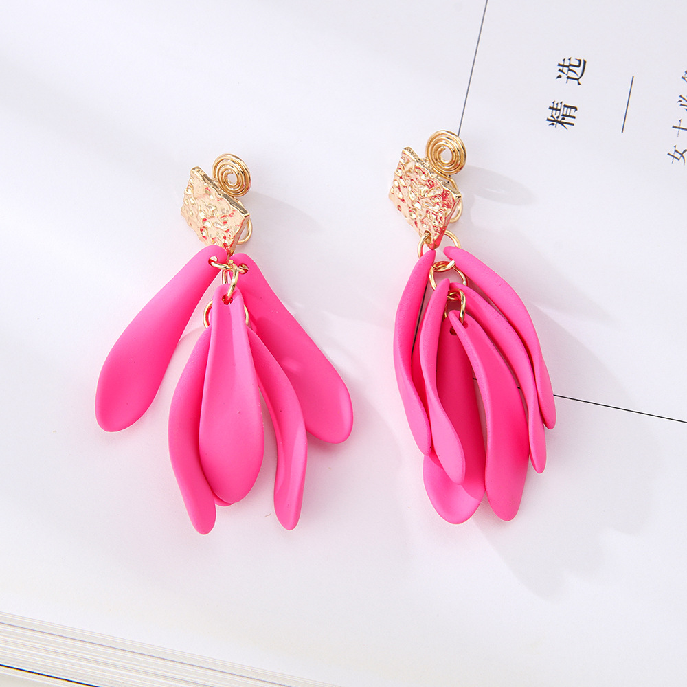 25:No. 11 mosquito coil ear clip