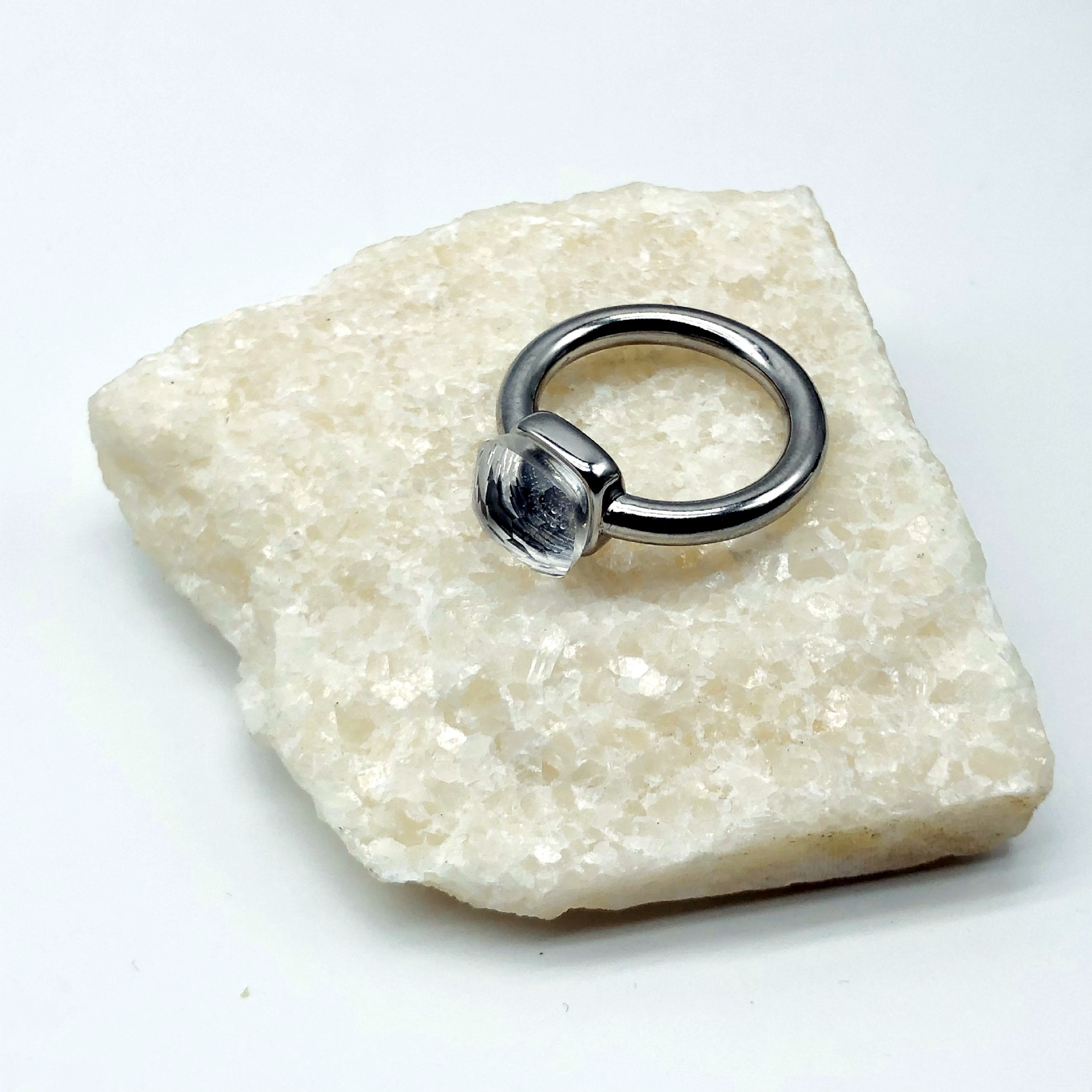 16:Steel color: April-white