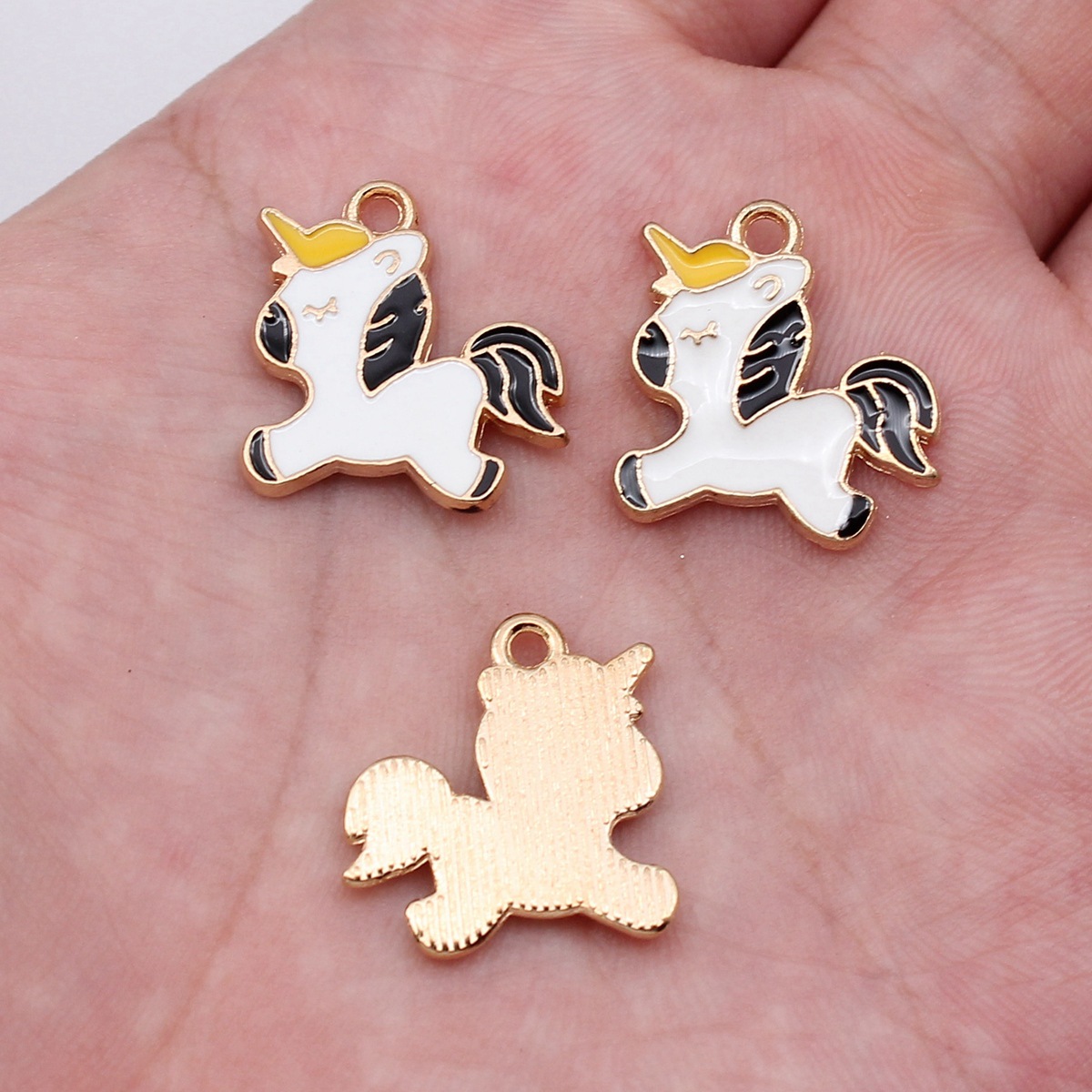 Black and white  以上翻译结果来自有道神