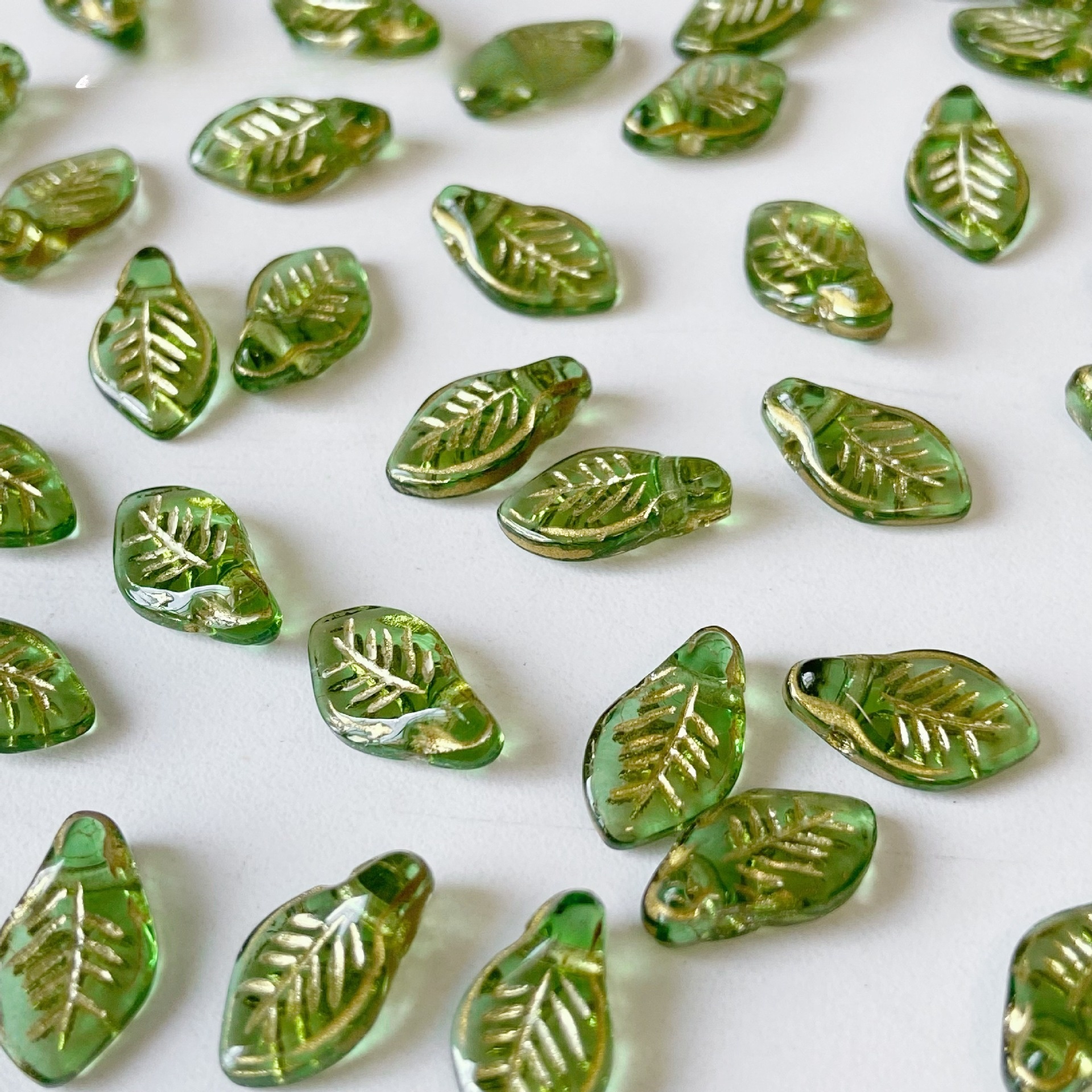 2:25 styles of dark green leaves (1 piece)