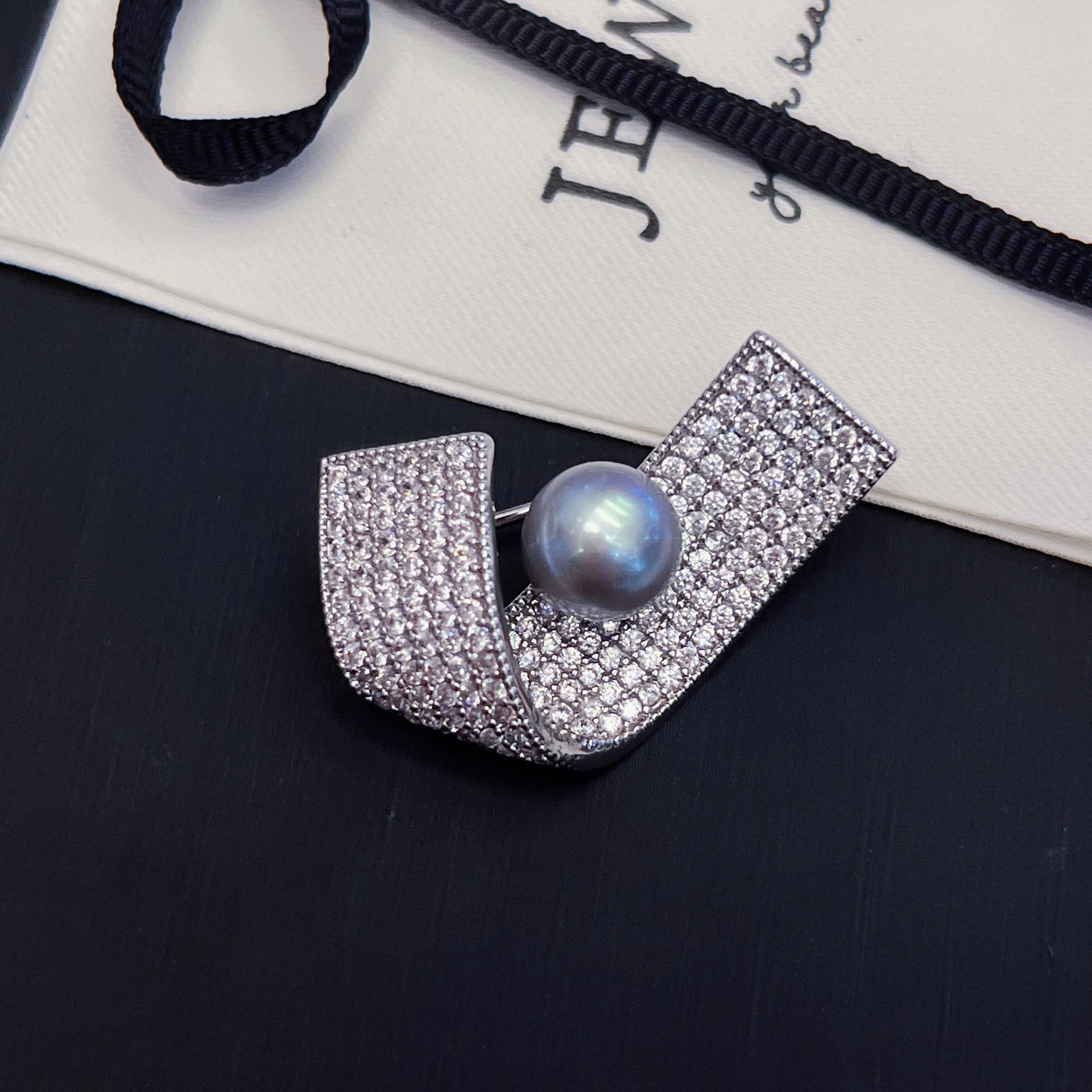 2:Silver ribbon*freshwater steamed bun bead brooch