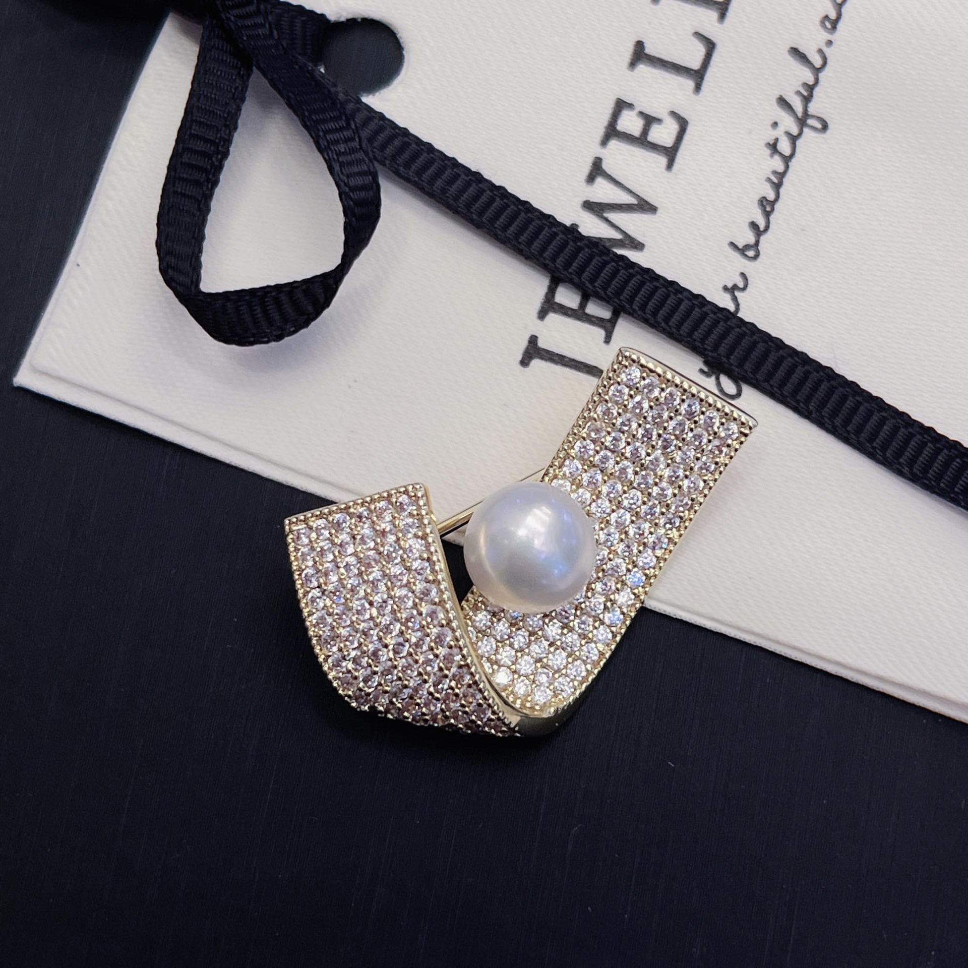 3:Gold ribbon*freshwater steamed bun bead brooch