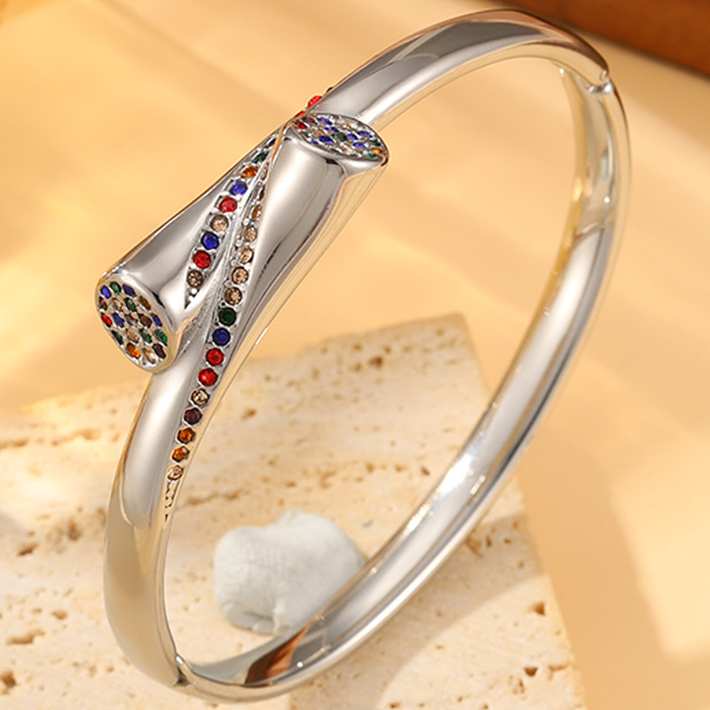 2:Silver-colored diamond