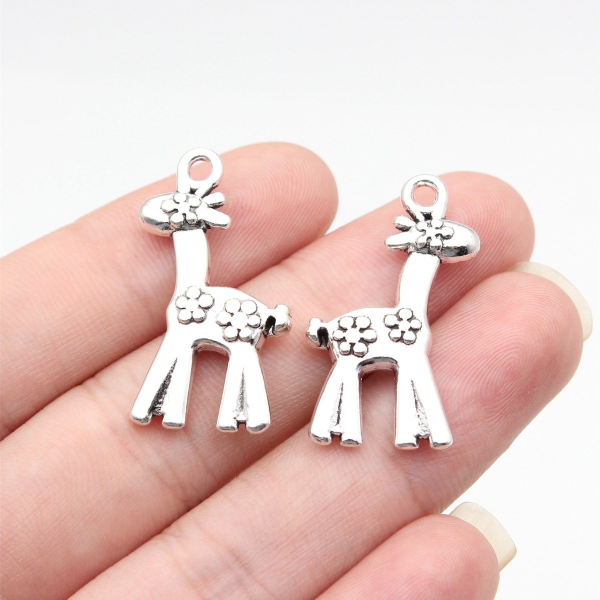 1:antikvariniai sidabro spalvos