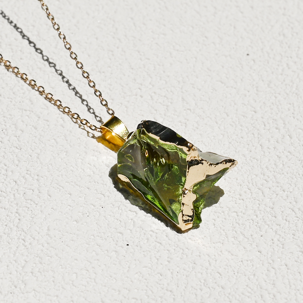 3:Synthetic green crystal (excluding chain)