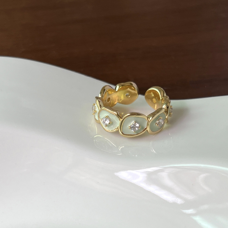 1:A golden drop of oil [milky white] J0049