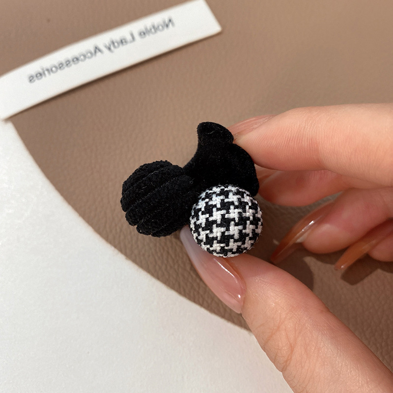 6:black and white plaid