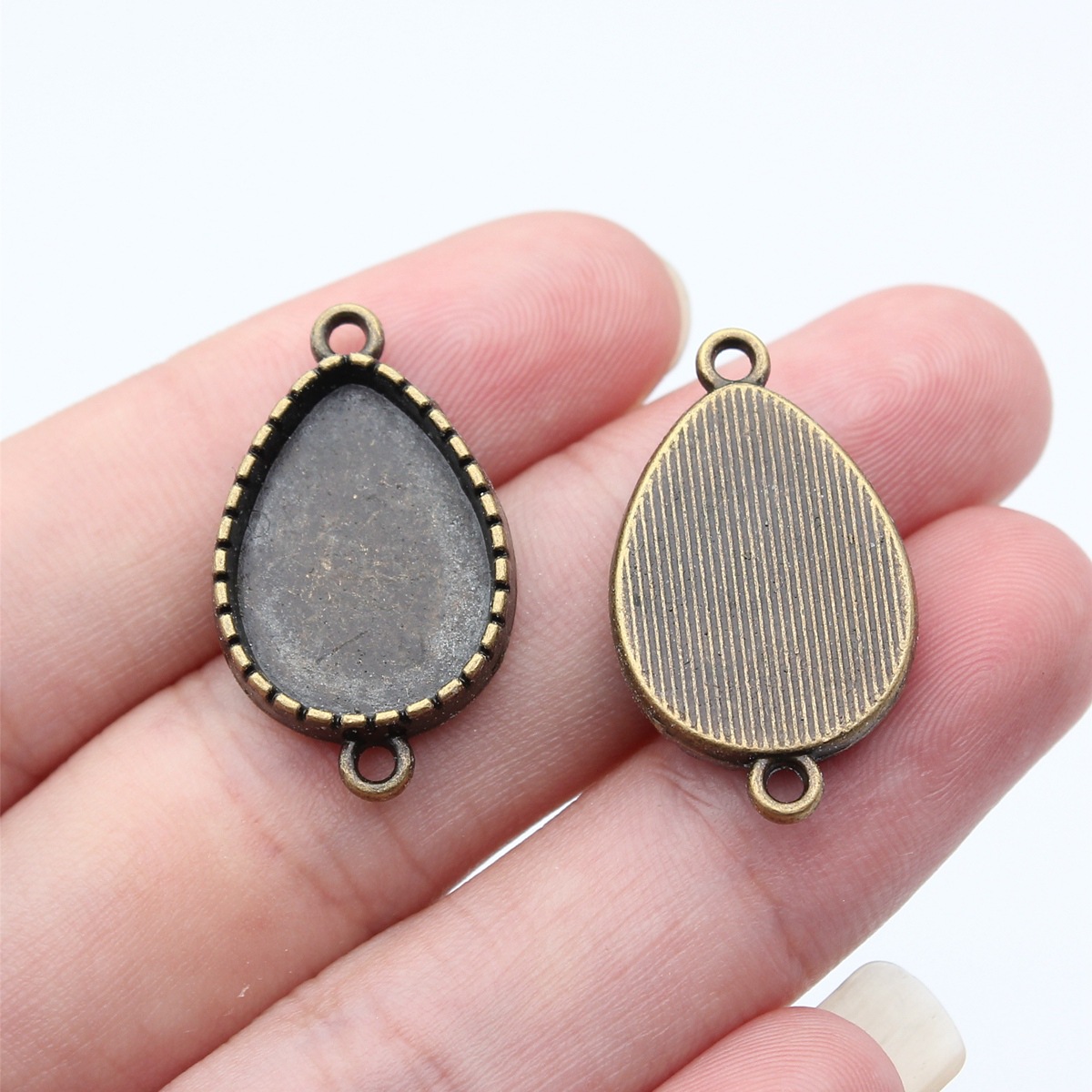 14:Outer diameter 27x16mm, inner diameter 13x18mm_ancient bronze color_a13886_w21-h43