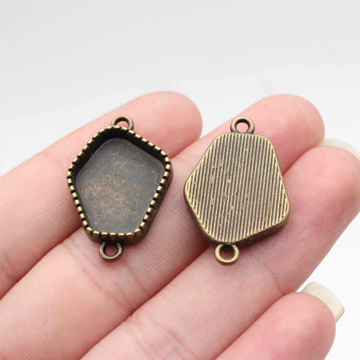 16:Outer diameter 27x18mm, inner diameter 15x18mm_ancient bronze color_a13887_w21-i07