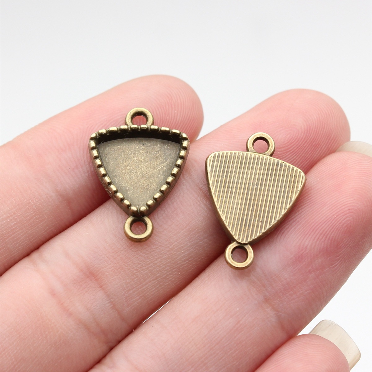 18:Outer diameter 20x14mm, inner diameter 11x11mm_ancient bronze color_a13888_w22-a01