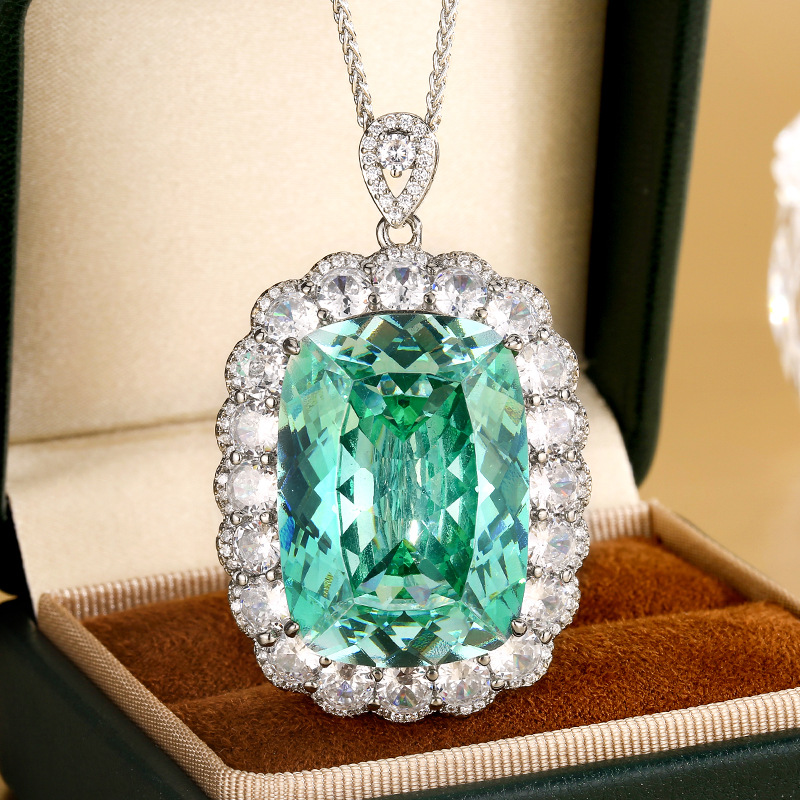 Platinum Para green pendant with Chopin chain