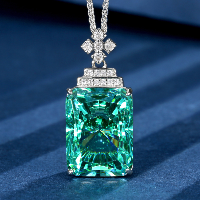 Platinum Para green pendant with Chopin chain