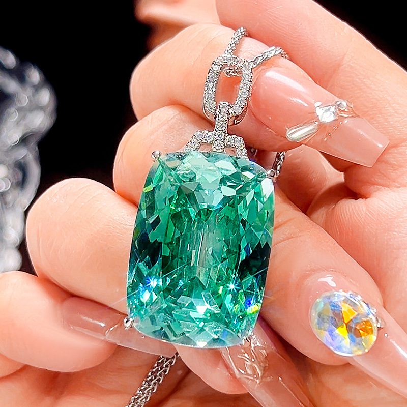 Platinum Para green pendant with Chopin chain