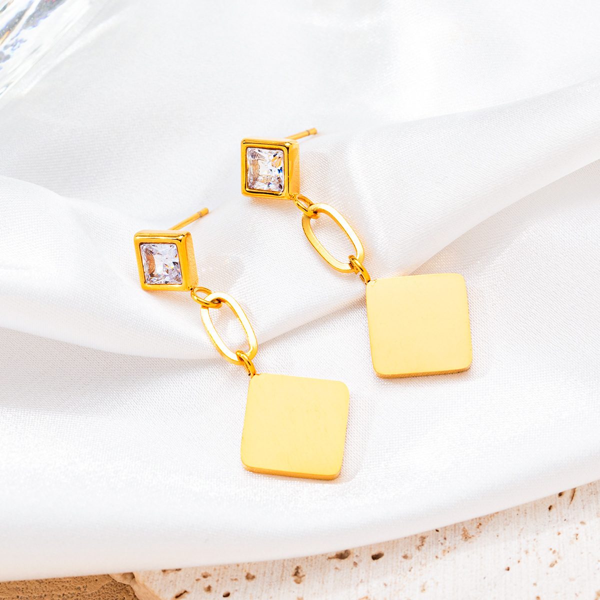 2:Bright diamond rhombus earrings #
