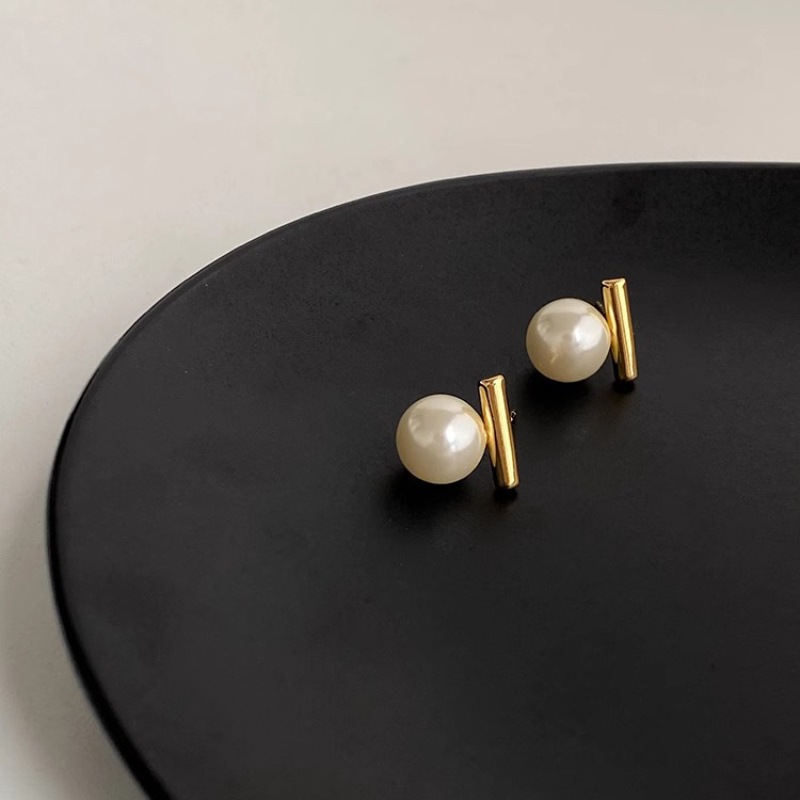 2:Gold pearl stud earrings 0167