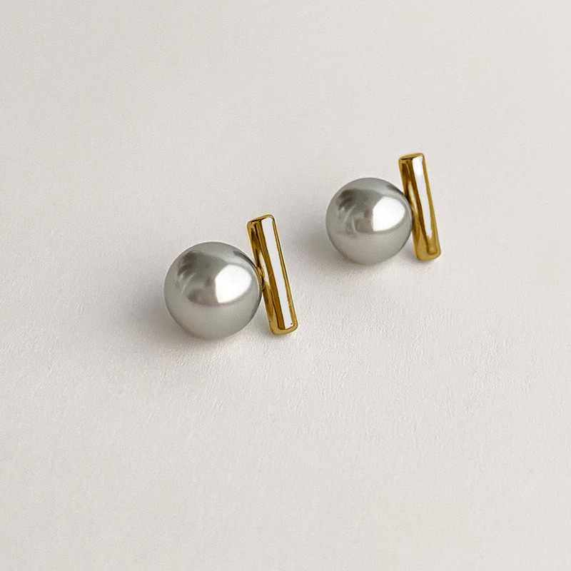 4:Gold gray pearl stud earrings 0578