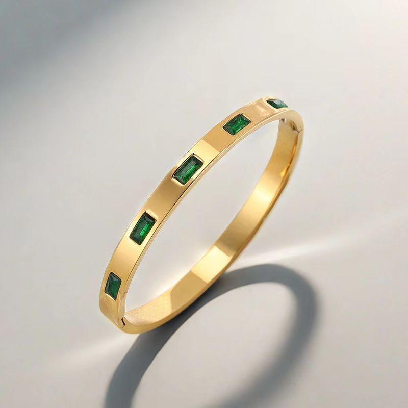 Gold - Green  以上翻译结果来自有道神经