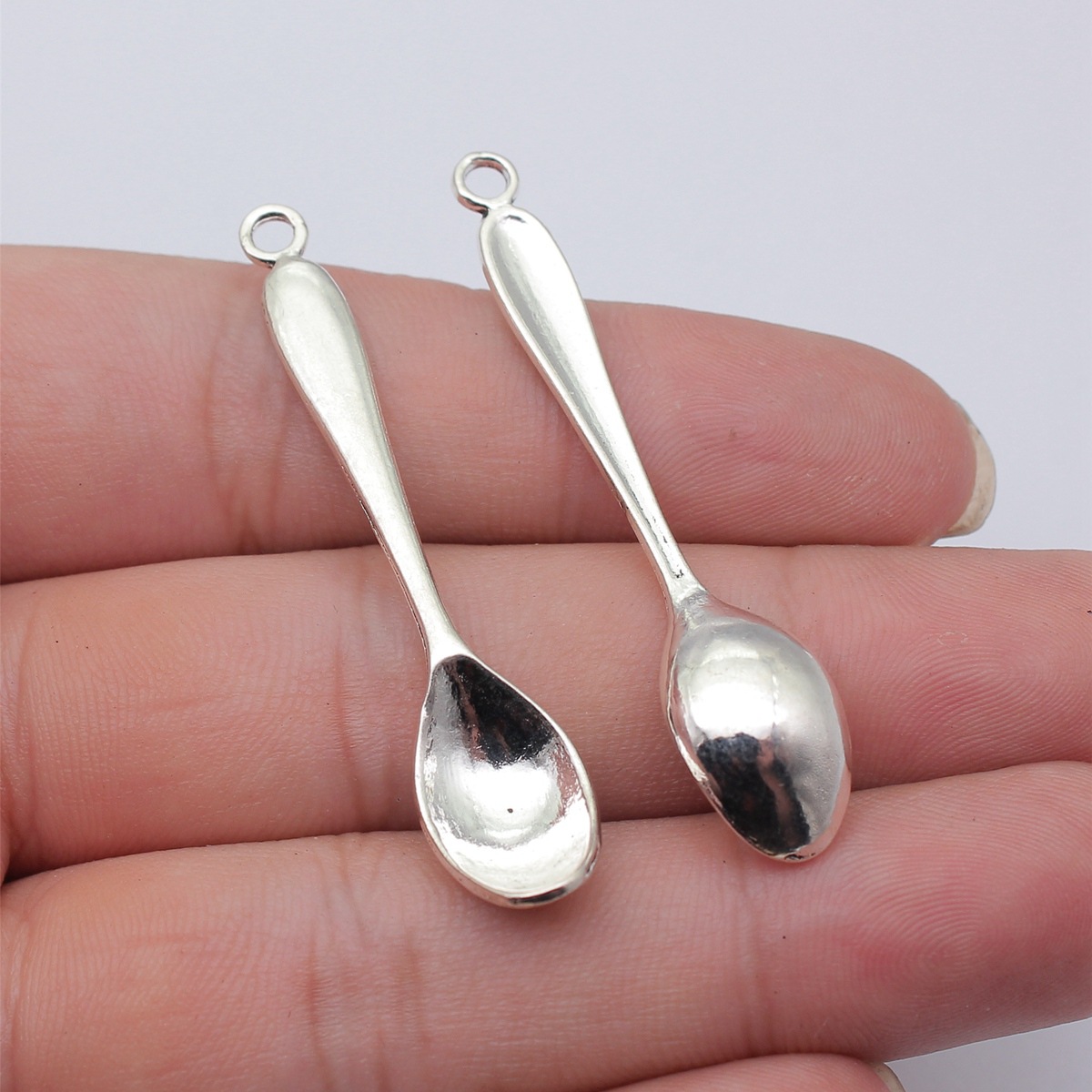 3:antik ezüst színű