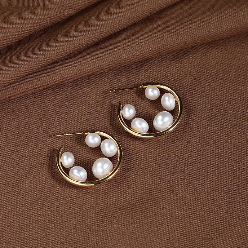2:C- shaped pearl stud earrings