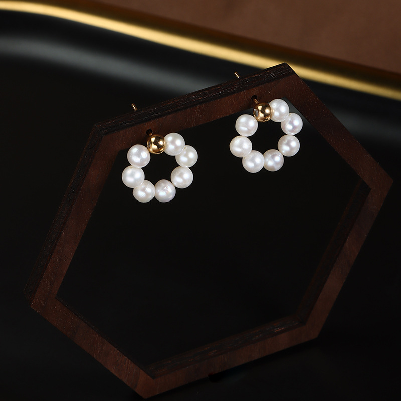 3:Circle Pearl Stud Earrings