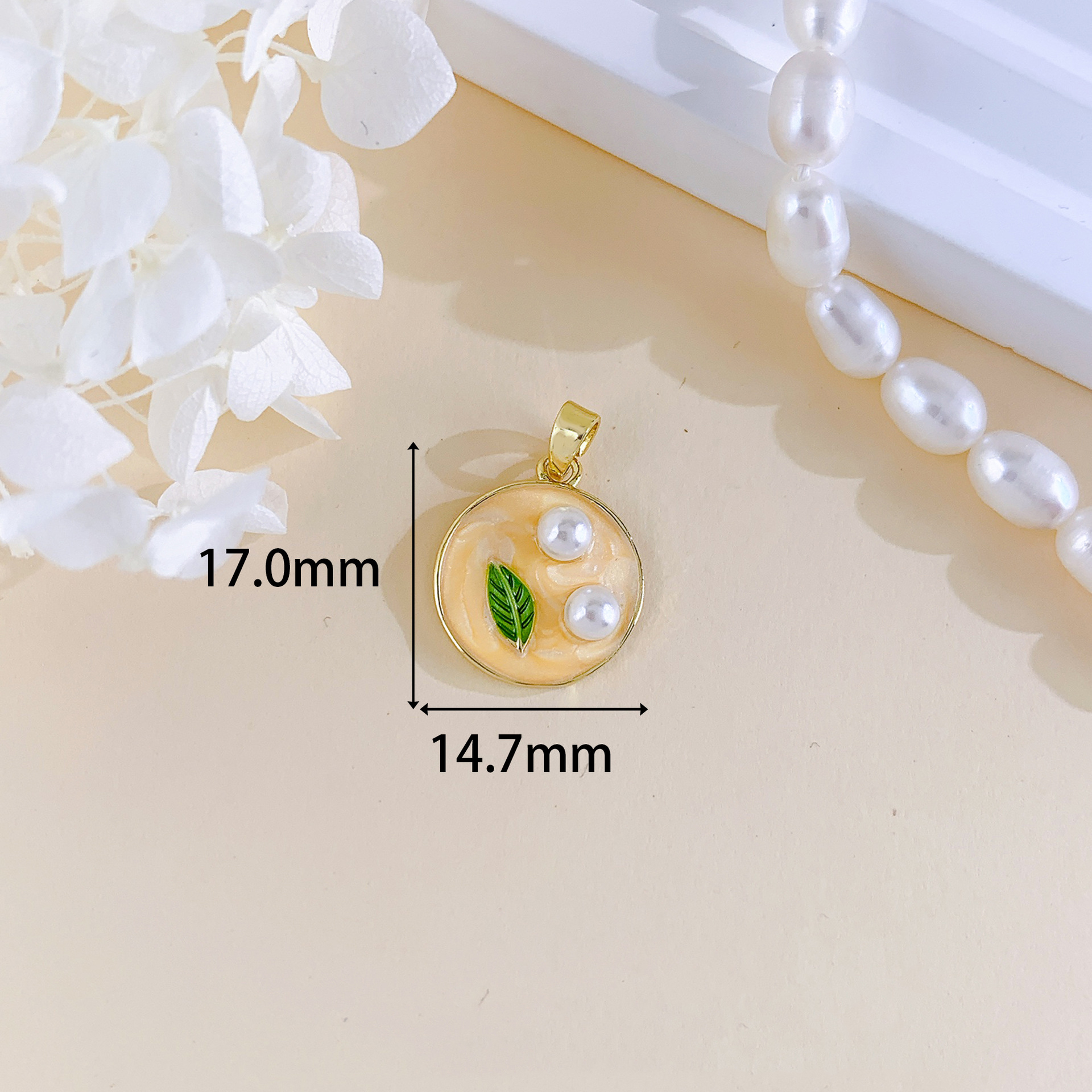 4:Xl4076 round leaf pendant golden yellow