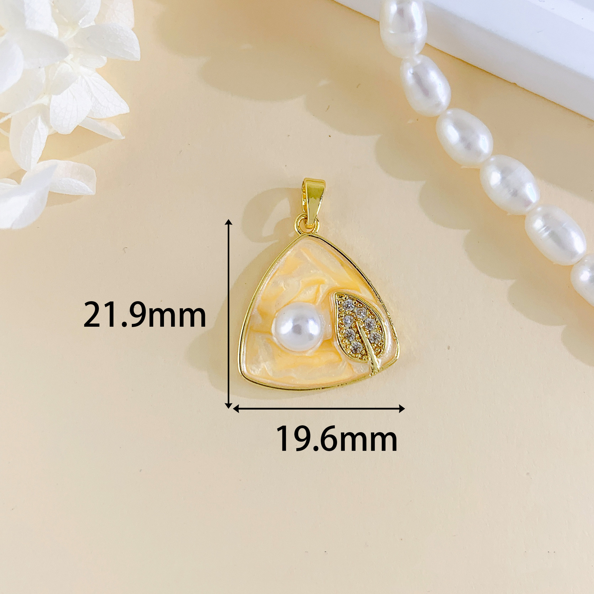 12:Xl4124 triangle leaf pendant golden yellow