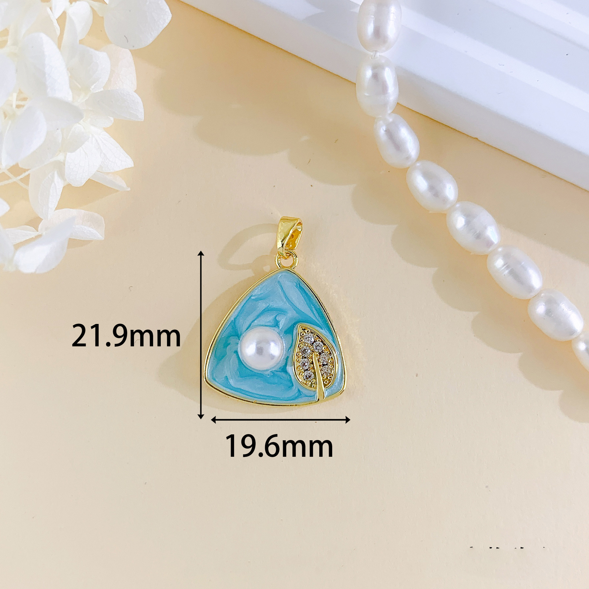 14:Xl4124 triangle leaf pendant gold light blue